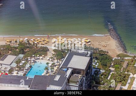 Vue aérienne de la plage de Dubaï et de la piscine du complexe avec parasols pendant la journée Banque D'Images