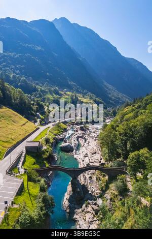 Vue aérienne du 'Ponte dei Salti' dans la ville de Lavertezzo. Lavertezzo, Verzasca Valley, Locarno, Canton Tessin, Suisse, Europe occidentale. Banque D'Images