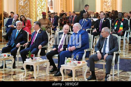 Président de la Russie, Vladimir Poutine a prononcé une réception officielle organisée pour marquer le 80ème anniversaire de la victoire dîner organisé au nom du Président de la Russie pour les chefs des délégations étrangères et invités d'honneur qui sont venus à Moscou pour les célébrations du 80ème anniversaire de la victoire dans la Grande Guerre patriotique de 19411945, Moscou, Russie, le 8 mai 2025. Photo par le président de Russie Office apaimages. Moscou Moscou Fédération de Russie 090525 Russia RPO 4 009 Copyright : xapaimagesxPresidentxofxRussiaxOfficexxapaimagesx Banque D'Images