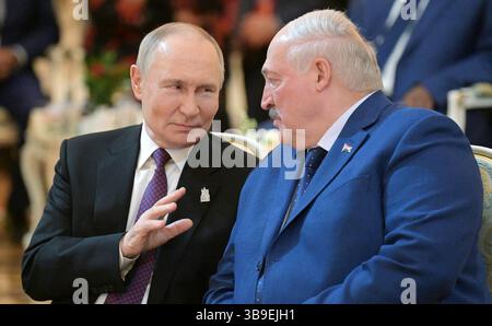 Président de la Russie, Vladimir Poutine a prononcé une réception officielle organisée pour marquer le 80ème anniversaire de la victoire dîner organisé au nom du Président de la Russie pour les chefs des délégations étrangères et invités d'honneur qui sont venus à Moscou pour les célébrations du 80ème anniversaire de la victoire dans la Grande Guerre patriotique de 19411945, Moscou, Russie, le 8 mai 2025. Photo par le président de Russie Office apaimages. Moscou Moscou Fédération de Russie 090525 Russia RPO 4 0011 Copyright : xapaimagesxPresidentxofxRussiaxOfficexxapaimagesx Banque D'Images