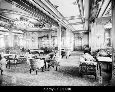 Le salon de première classe du RMS Olympic, le navire jumeau du Titanic. À l'ère des paquebots de croisière transatlantiques, le niveau de luxe et d'équipements était aussi élevé que n'importe quel hôtel cinq étoiles. Banque D'Images