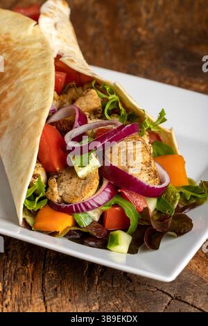 Dürüm sandwich wrap sur bois Banque D'Images