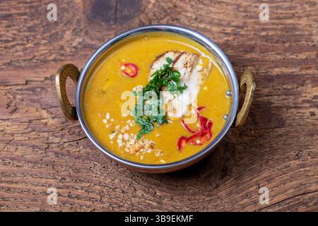 Soupe indienne de mulligatawny dans un bol en laiton Banque D'Images