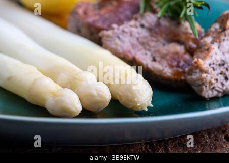 Filet de porc grillé aux asperges Banque D'Images