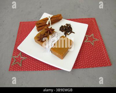 Savon naturel maison avec parfum de Noël de cannelle, d'anis étoilé et de clou de girofle Banque D'Images