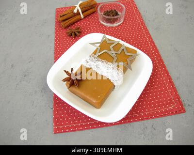 Savon naturel maison avec parfum de noël de cannelle, d'anis étoilé et de clou de girofle Banque D'Images