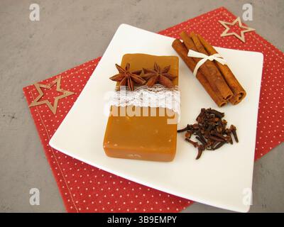 Savon naturel fait maison avec un parfum de Noël de cannelle, d'anis étoilé et de clou de girofle Banque D'Images