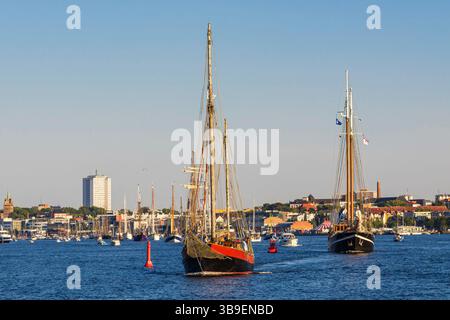 Voiliers sur le Warnow pendant la Hanse Sail à Rostock. Banque D'Images