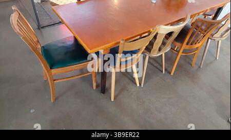 Diverses vieilles chaises en bois à la table dans le café Banque D'Images