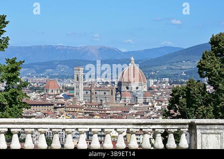 Vue depuis l'abbaye de San Miniato al Monte sur Florence, Italie Banque D'Images