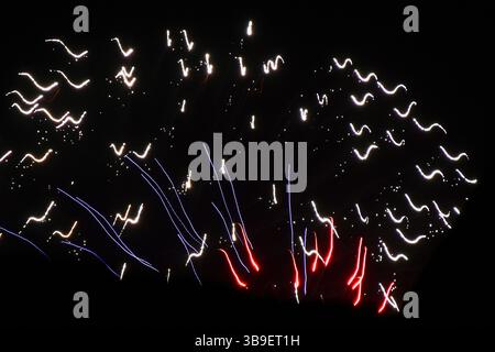 Feux d'artifice, peinture légère dans le ciel Banque D'Images