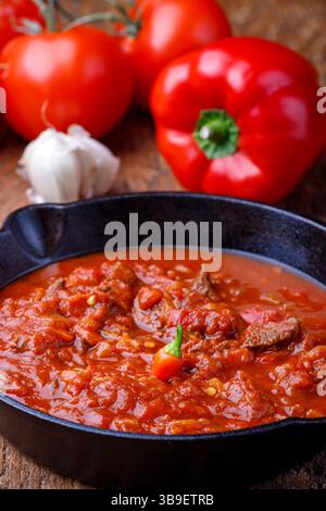 Goulash hongrois dans une casserole Banque D'Images