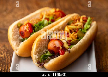 Deux hot dogs classiques dans un petit pain Banque D'Images