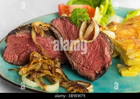 Gros plan d'un steak coupé avec des oignons Banque D'Images