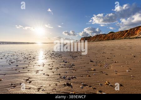 La plage de sable doré de Praia da Falésia avec ses falaises oranges caractéristiques, paysage photographié le soir au coucher du soleil sur les falaises de l'Algarve Banque D'Images
