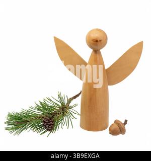 Ange en bois tourné décoré de cônes de pin et d'aiguilles de pin Banque D'Images