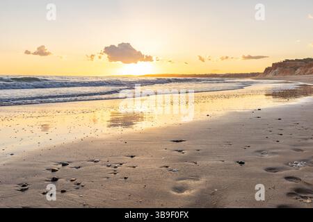 La plage de sable doré de Praia da Falésia avec ses falaises oranges caractéristiques, paysage photographié le soir au coucher du soleil sur les falaises de l'Algarve Banque D'Images