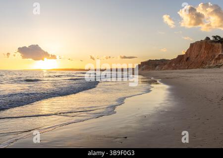 La plage de sable doré de Praia da Falésia avec ses falaises oranges caractéristiques, paysage photographié le soir au coucher du soleil sur les falaises de l'Algarve Banque D'Images