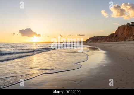 La plage de sable doré de Praia da Falésia avec ses falaises oranges caractéristiques, paysage photographié le soir au coucher du soleil sur les falaises de l'Algarve Banque D'Images