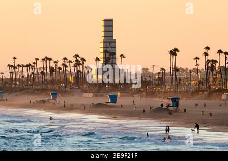 Ambiance nocturne à la plage de Huntington Beach Banque D'Images