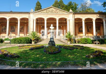 Trinkhalle et buste dans les jardins thermaux de Baden-Baden Banque D'Images