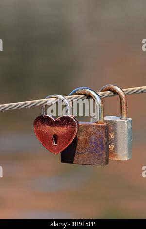 Amour éternel - trois serrures d'amour sur une balustrade de pont Banque D'Images