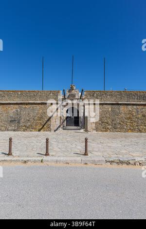 La forteresse de Ponta da Bandeira. Un ancien bâtiment historique surplombant la mer, avec un ciel bleu à Lagos, Algarve, Portugal Banque D'Images
