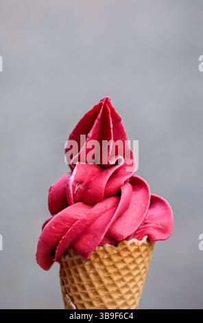 Un cornet de gaufre avec de la crème glacée molle à la framboise Banque D'Images