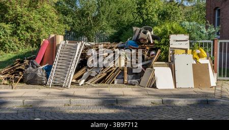 Tas de déchets volumineux au bord de la route avec des meubles Banque D'Images