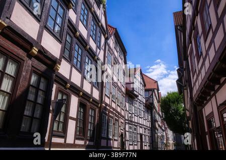 Rue aux façades historiques à colombages dans la vieille ville de Hamelin Banque D'Images