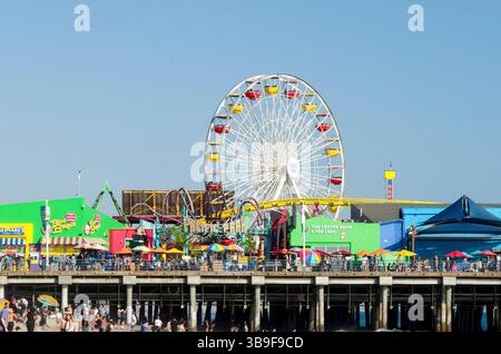 Pacific Park avec grande roue sur la jetée de Santa Monica Banque D'Images