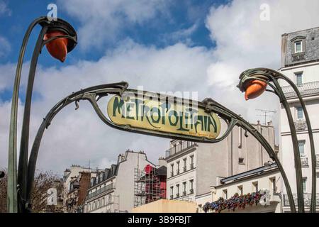 Panneau métropolitain de style Art Nouveau, conçu par Hector Guimard, au-dessus de l'entrée de la station de métro Blanche dans le quartier Montmartre de Paris, France Banque D'Images