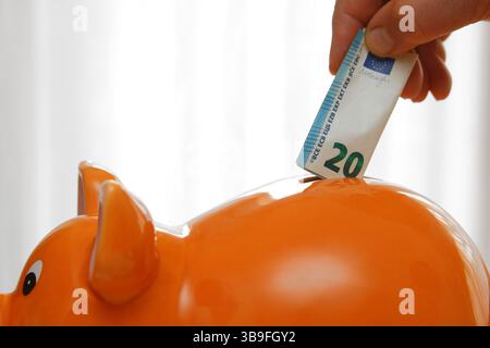 Vaut-il toujours la peine d'économiser ? Banque D'Images