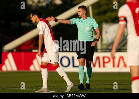 Amsterdam, pays-Bas. 09 mai 2025. AMSTERDAM, PAYS-BAS - 9 MAI : L'arbitre Thomas Hardeman commence le match lors du match néerlandais Keuken Kampioen Divisie entre Jong Ajax et LE TOP Oss au Sportpark de Toekomst le 9 mai 2025 à Amsterdam, pays-Bas. (Photo de Hans van der Valk/Orange Pictures) crédit : Orange pics BV/Alamy Live News Banque D'Images