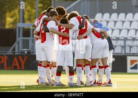 Amsterdam, pays-Bas. 09 mai 2025. AMSTERDAM, 09-05-2025, Sportpark de Toekomst, Néerlandais Keuken Kampioen Divisie football, saison 2024/2025, match entre Jong Ajax et LE TOP Oss, Jong Ajax huddle crédit : Pro Shots/Alamy Live News Banque D'Images