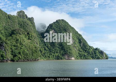 Vue de la baie de Phang Nga en Thaïlande depuis le point de vue de Samet Nangshe Banque D'Images
