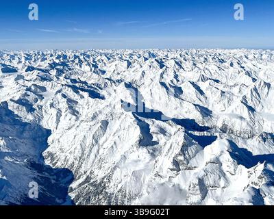 Mer de sommets d'une grande hauteur vue aérienne de la crête alpine principale en hiver Banque D'Images