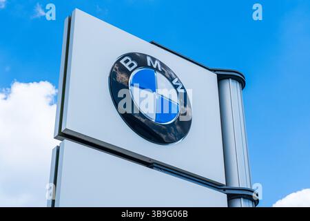 Wolverhampton, Royaume-Uni - 9 mai 2025 : panneau BMW avec logo et nom à l'extérieur de la salle d'exposition d'un concessionnaire automobile Banque D'Images