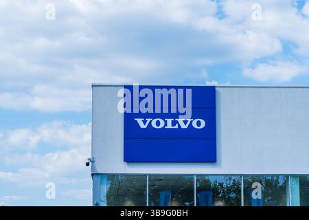 Wolverhampton, Royaume-Uni - 9 mai 2025 : signalisation externe du logo et du nom de Volvo Motor Company à l'extérieur d'une salle d'exposition d'un concessionnaire automobile Banque D'Images