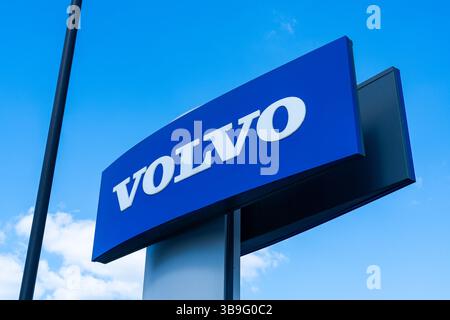 Wolverhampton, Royaume-Uni - 9 mai 2025 : enseigne Volvo Motor Company avec nom à l'extérieur d'une salle d'exposition de concessionnaire automobile Banque D'Images
