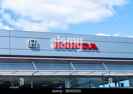 Wolverhampton, Royaume-Uni - 9 mai 2025 : signalisation externe du logo et du nom de la société Honda Motor à l'extérieur de la salle d'exposition d'un concessionnaire automobile Banque D'Images