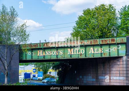 Wolverhampton, Royaume-Uni - 9 mai 2025 : vieux pont historique et populaire de Wolverhampton altéré avec le logotype Hansons Mild Ale de Bank Banque D'Images