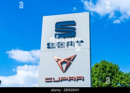 Wolverhampton, Royaume-Uni - 9 mai 2025 : panneau externe des logos et noms de SEAT et de la filiale Cupra Motor Companies à l'extérieur d'une salle d'exposition de concessionnaire automobile Banque D'Images