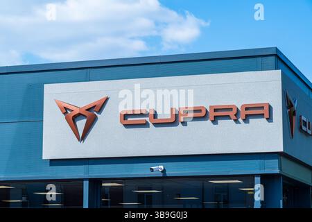 Wolverhampton, Royaume-Uni - 9 mai 2025 : signalisation externe du logo et du nom de la société Cupra Motor à l'extérieur d'une salle d'exposition d'un concessionnaire automobile Banque D'Images