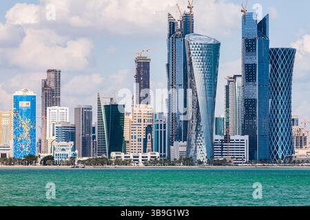 Une vue depuis le bord de mer le long de la promenade de la Corniche de l'horizon de la ville du quartier central des affaires Al Dafna. Banque D'Images