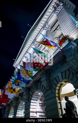 Belle Bundeshaus illuminée bâtiment du Parlement ou Palais fédéral avec drapeaux de canton la nuit dans la ville de Berne, Berne Canton, Suisse. Banque D'Images