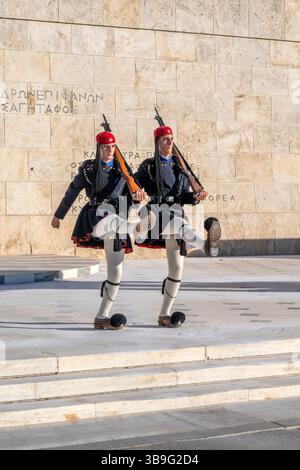 Athènes, Grèce, Europe. Soldats de la Garde présidentielle (appelés Evzones) devant la tombe du soldat inconnu sur la place Syntagma dans le centre-ville d'Athènes Banque D'Images