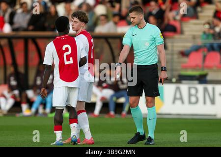 Amsterdam, pays-Bas. 09 mai 2025. AMSTERDAM, PAYS-BAS - 9 MAI : L'arbitre Thomas Hardeman fait des gestes lors du match néerlandais Keuken Kampioen Divisie entre Jong Ajax et TOP Oss au Sportpark de Toekomst le 9 mai 2025 à Amsterdam, pays-Bas. (Photo de Hans van der Valk/Orange Pictures) crédit : Orange pics BV/Alamy Live News Banque D'Images