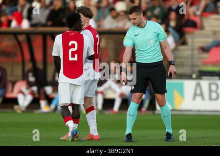 Amsterdam, pays-Bas. 09 mai 2025. AMSTERDAM, PAYS-BAS - 9 MAI : L'arbitre Thomas Hardeman fait des gestes lors du match néerlandais Keuken Kampioen Divisie entre Jong Ajax et TOP Oss au Sportpark de Toekomst le 9 mai 2025 à Amsterdam, pays-Bas. (Photo de Hans van der Valk/Orange Pictures) crédit : Orange pics BV/Alamy Live News Banque D'Images