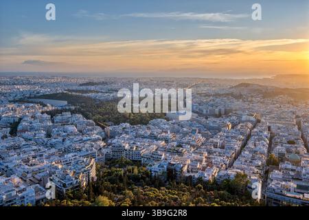 Athènes, Grèce, Europe. Vue d'Athènes avec l'Acropole depuis la colline de Lycabette Banque D'Images